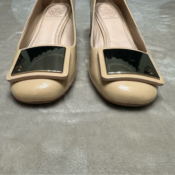 Tory Burch Leather Patent Block Heel Pump Gold Accent Neutral Size 7 - Picture 10 of 13